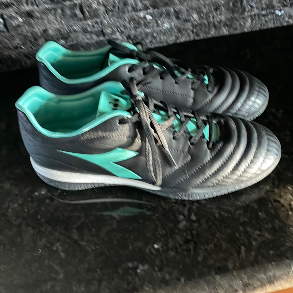 Woman’s Diadora Stride, black, indoor soccer shoes, worn once. Size 8.5.